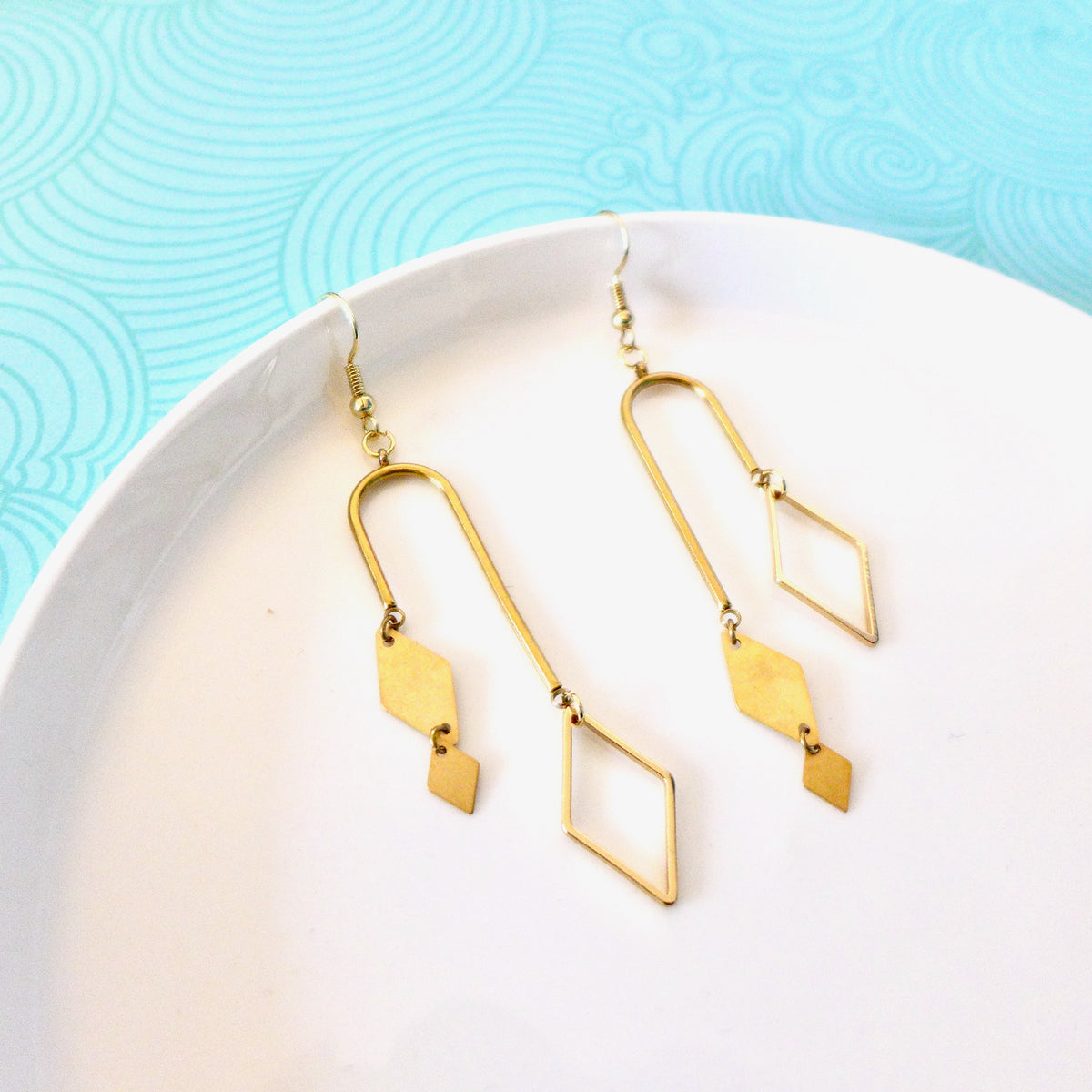 Boucles d'oreilles asymétriques losanges graphiques dorés