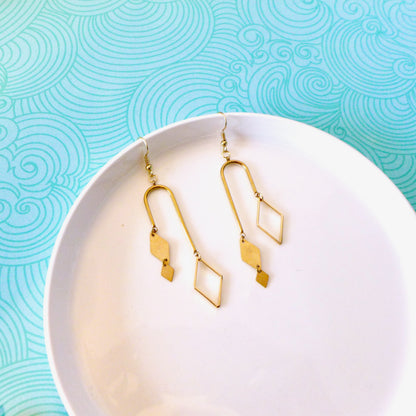 Boucles d'oreilles asymétriques losanges graphiques dorés