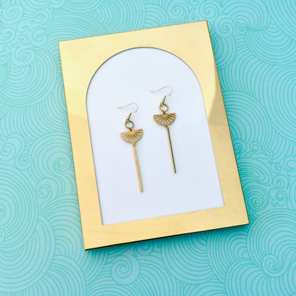 Longues boucles d'oreilles fines et graphiques en laiton brut doré vieilli