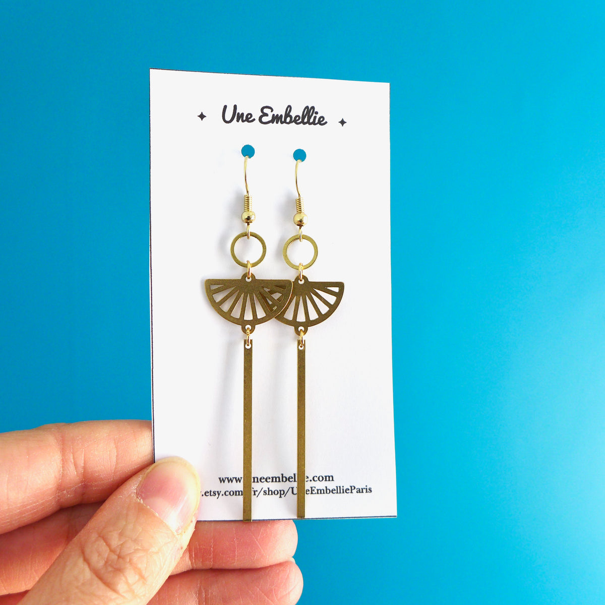 Longues boucles d'oreilles fines et graphiques en laiton brut doré vieilli
