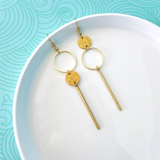 Boucles d'oreilles asymétriques dorées longues et fines