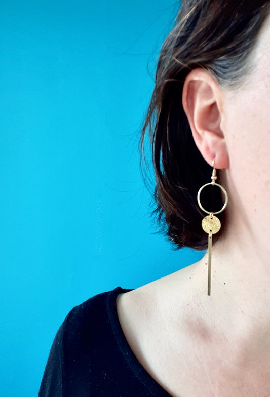 Boucles d'oreilles asymétriques dorées longues et fines