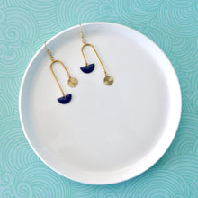 Charger l&#39;image dans la galerie, boucles oreilles asymétriques bleu marine Une Embellie
