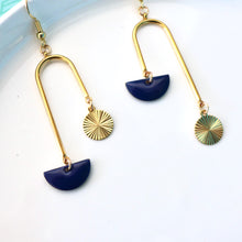 Charger l&#39;image dans la galerie, Boucles d&#39;oreilles asymétriques or et bleu marine
