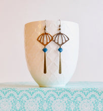 Charger l&#39;image dans la galerie, Longues boucles d&#39;oreilles japonisantes art déco en laiton bronze et émail bleu canard ou bleu marine
