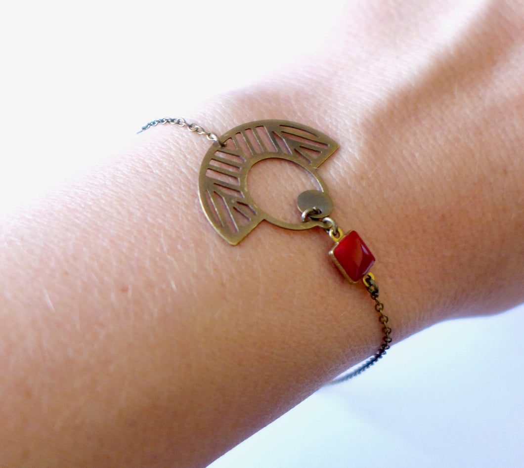 Bracelet graphique Art Déco en laiton et émail rouge bordeaux
