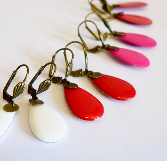 Boucles d'oreilles dormeuses Art Déco en laiton bronze et goutte en émail coloré