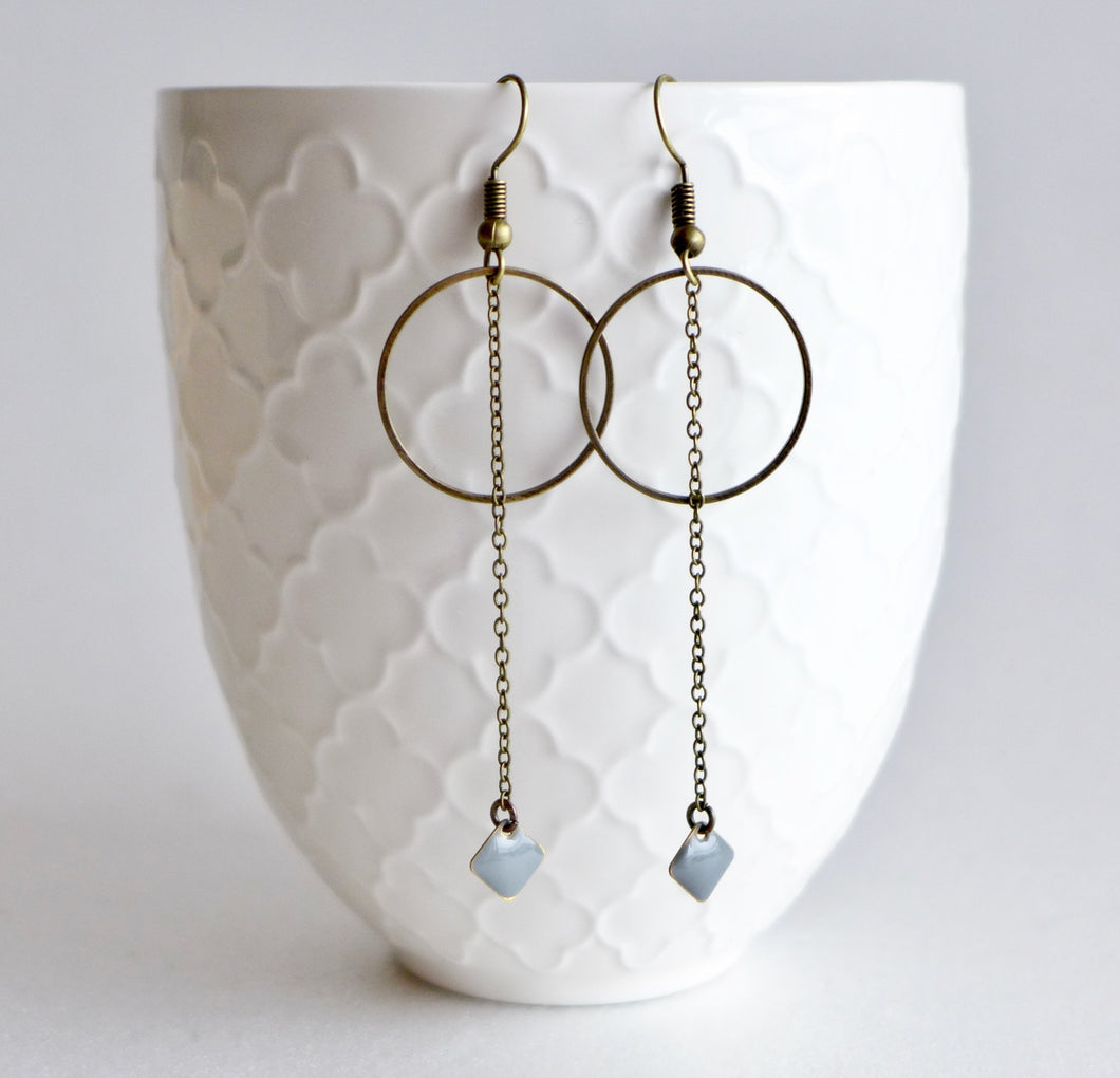 Boucles d'oreilles minimalistes longues et fines anneau et chaîne bronze et sequin émail gris ou turquoise