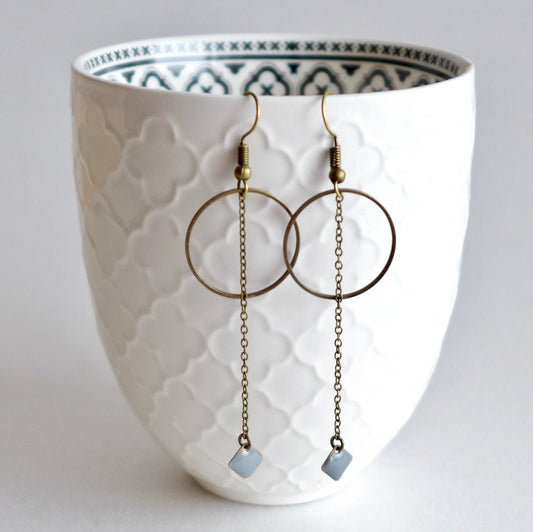 Boucles d'oreilles minimalistes longues et fines anneau et chaîne bronze et sequin émail gris ou turquoise