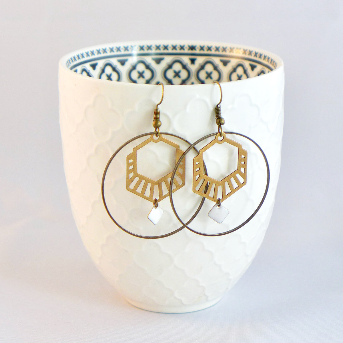 Boucles oreilles hexagone graphique blanc Une Embellie