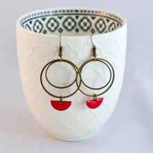 Charger l&#39;image dans la galerie, Boucles d&#39;oreilles Double anneau façon créoles en laiton et demi lune en émail rouge
